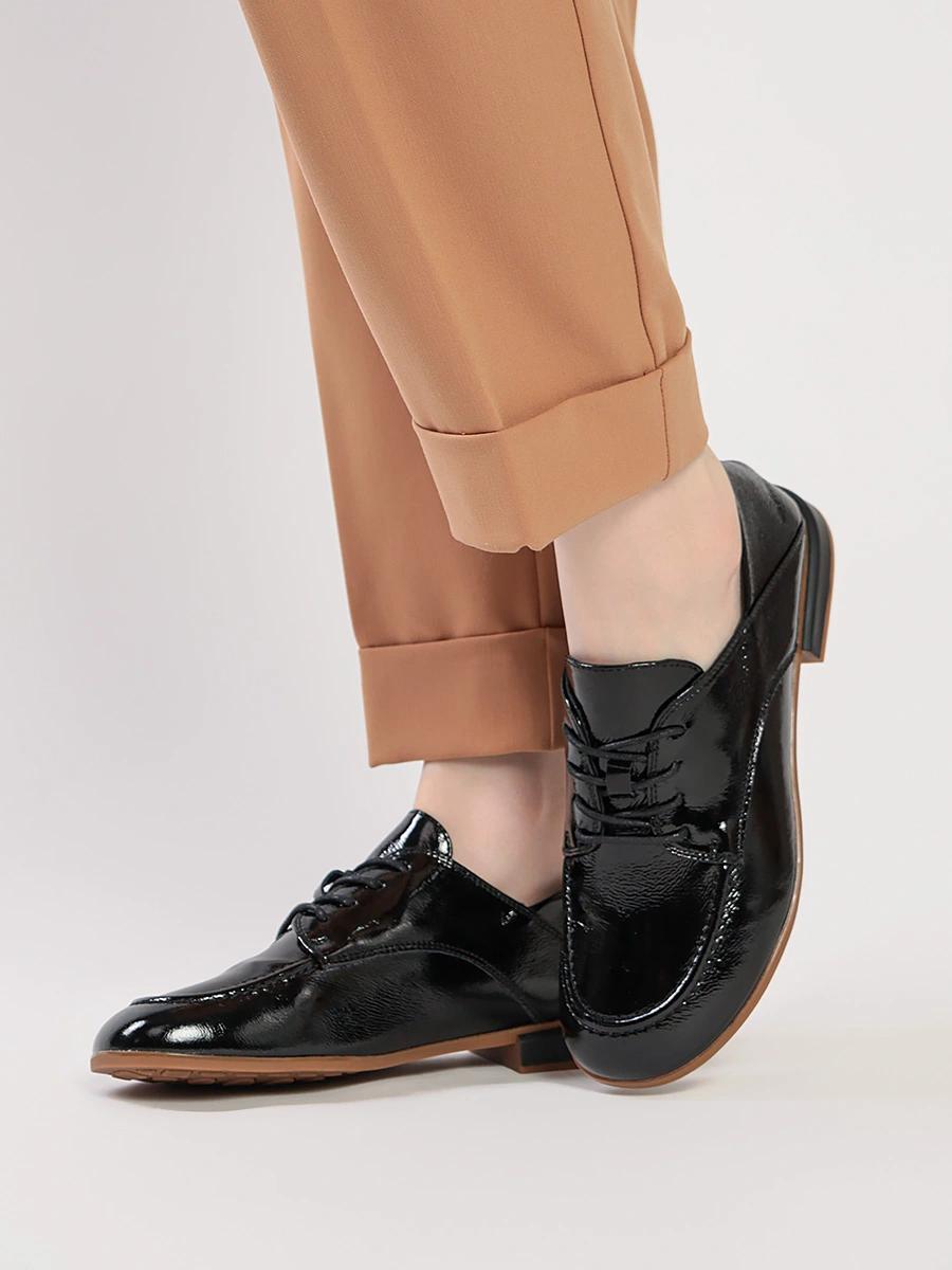 Туфли лакированные черного цвета на венском каблуке